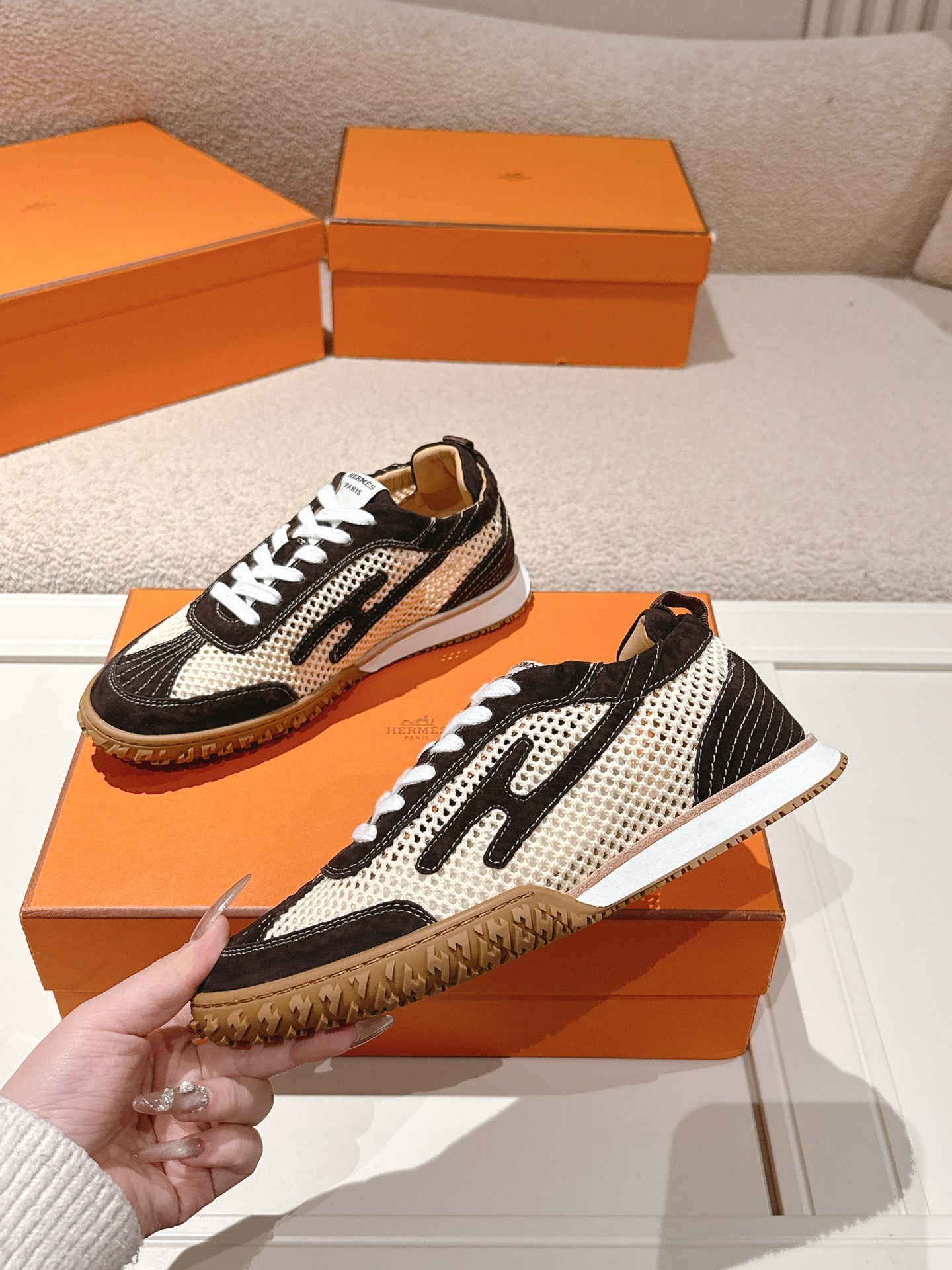 Black White Hollow Mesh Spliced Suede Retro Sneakers Women Lace Up Anti-Slip Gum Rubber Sole Casual Walking Trainers