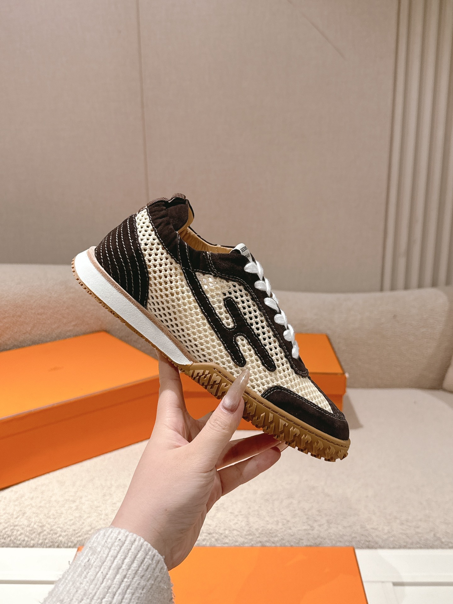 Black White Hollow Mesh Spliced Suede Retro Sneakers Women Lace Up Anti-Slip Gum Rubber Sole Casual Walking Trainers