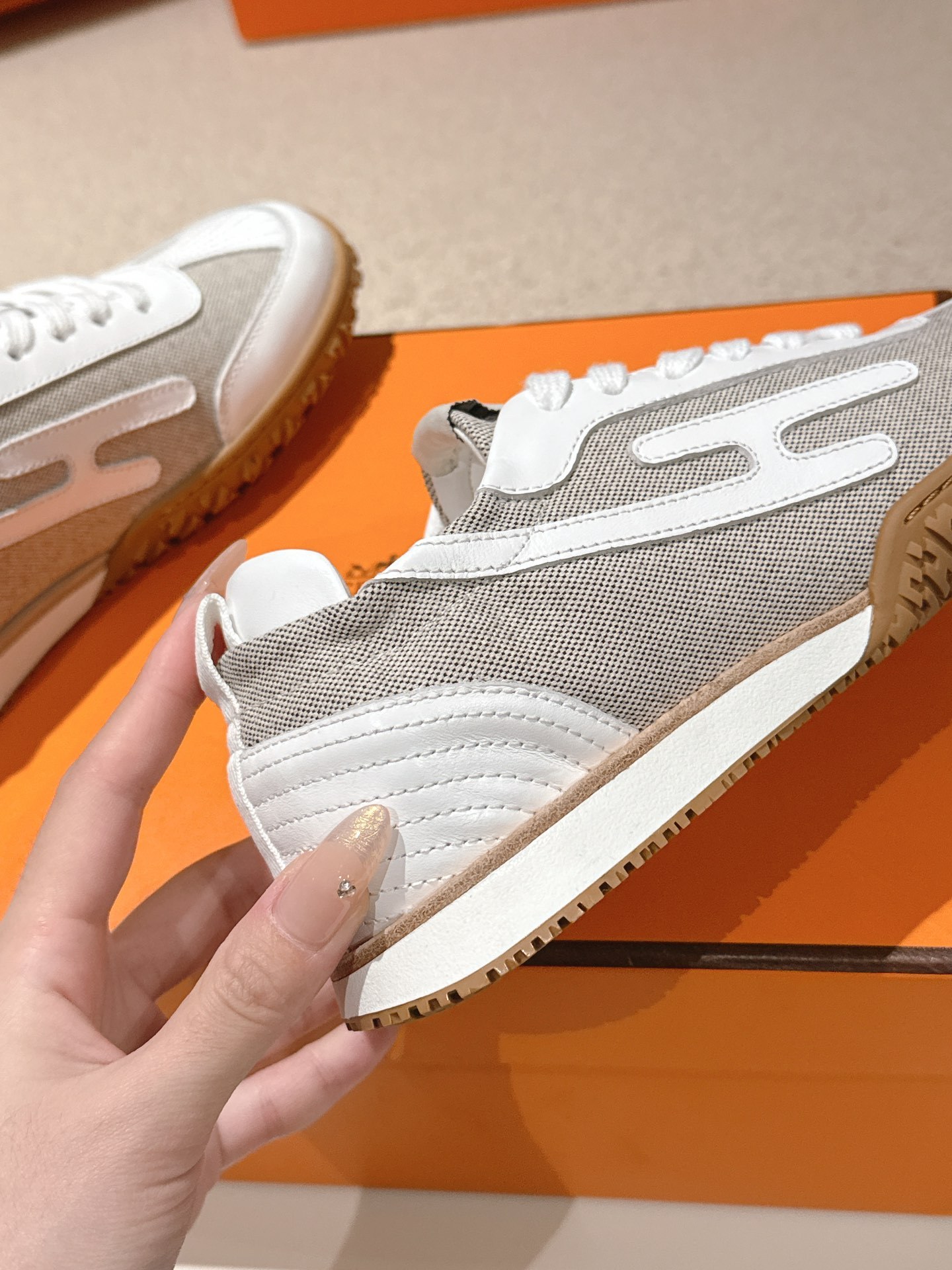 Hermès Casual Sneakers White Mesh SW-EV224