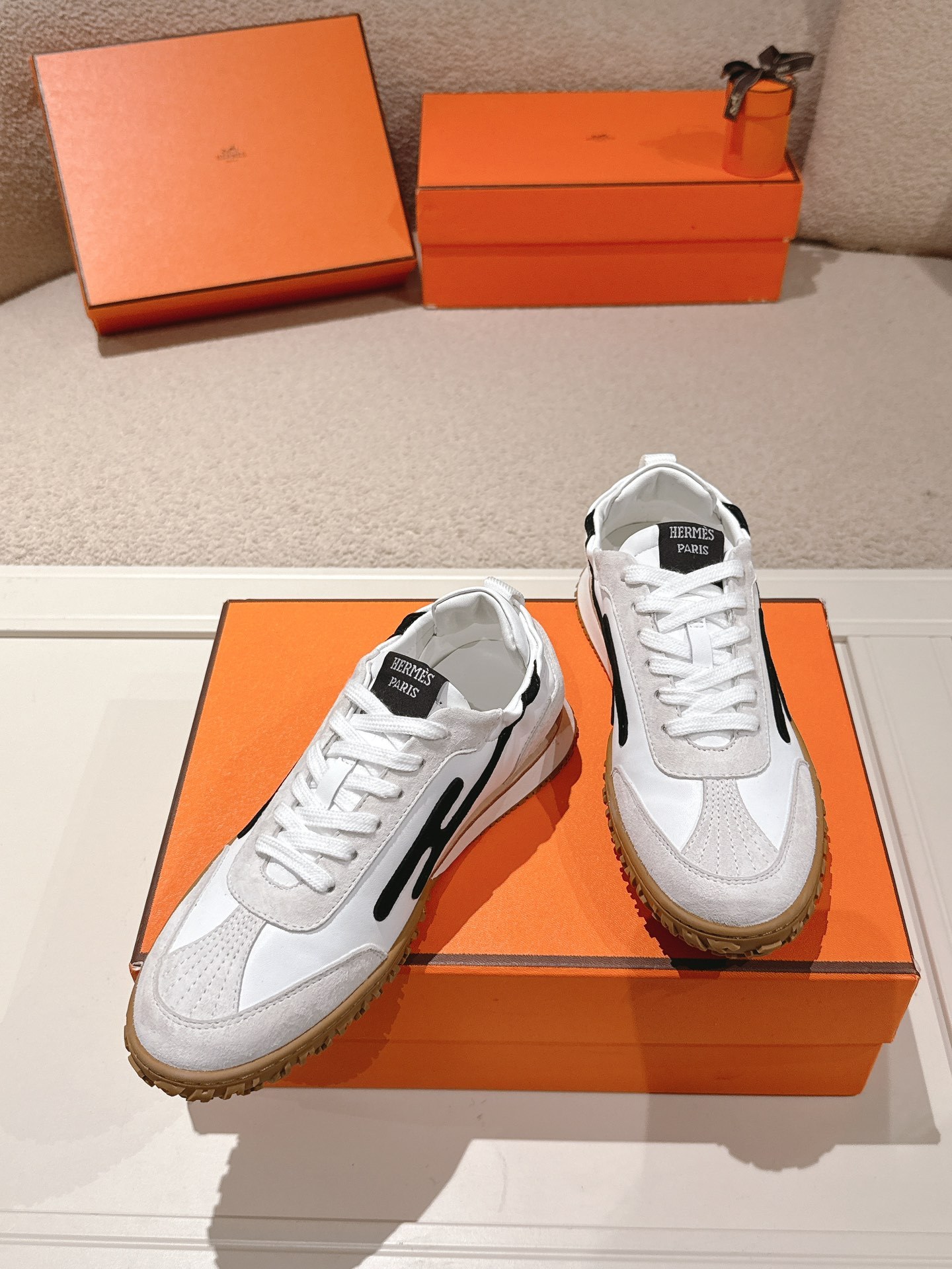 Hermès Casual Sneakers White Black SW-EV223