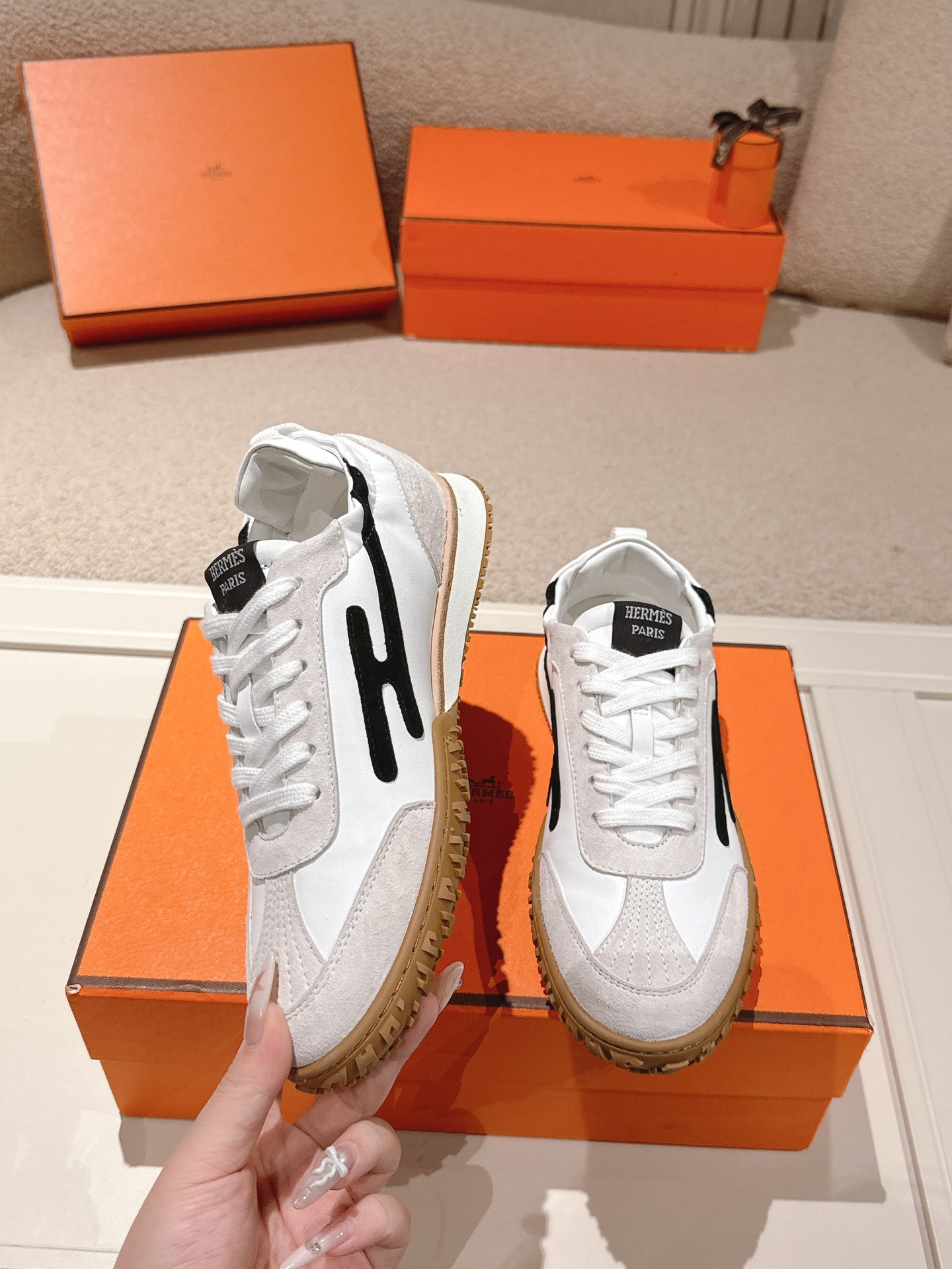 Hermès Casual Sneakers White Black SW-EV223