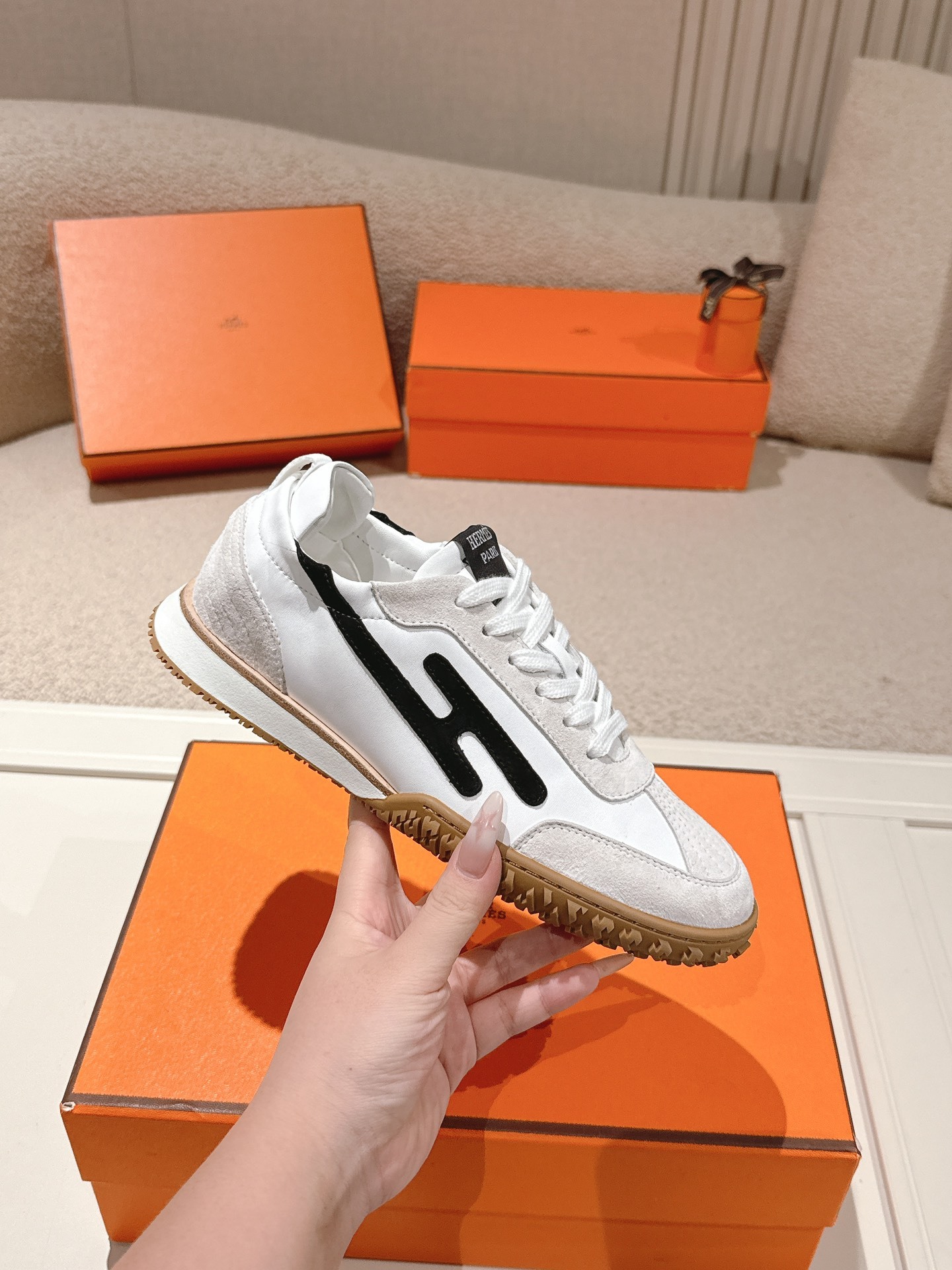 Hermès Casual Sneakers White Black SW-EV223