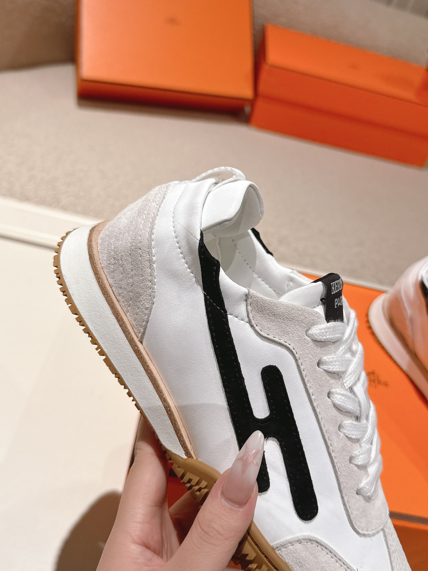 Hermès Casual Sneakers White Black SW-EV223