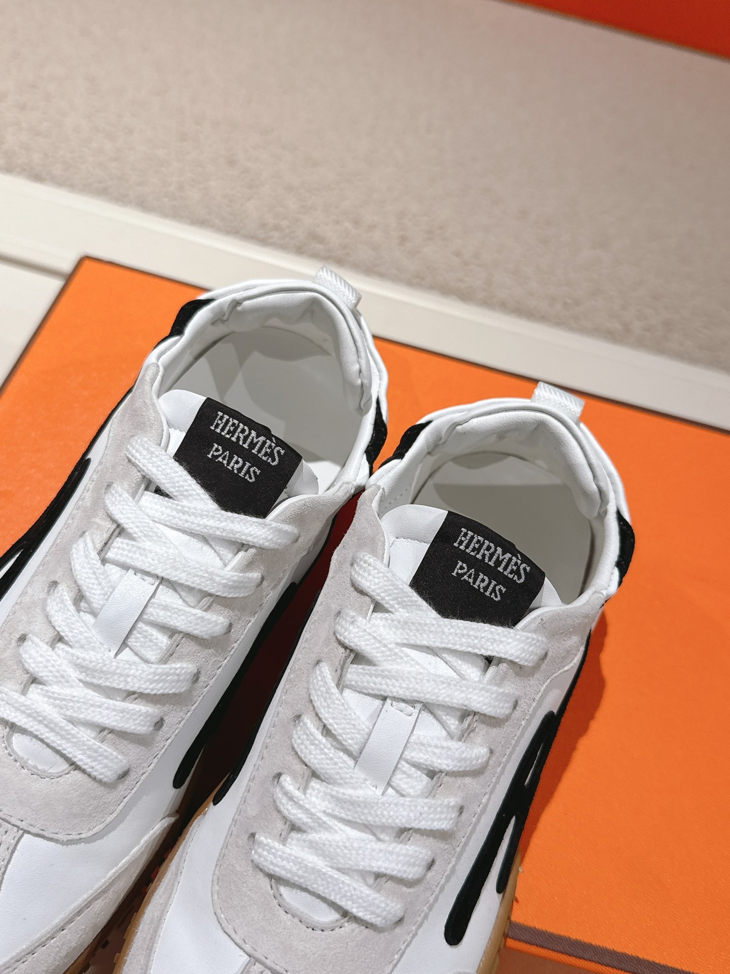 Hermès Casual Sneakers White Black SW-EV223