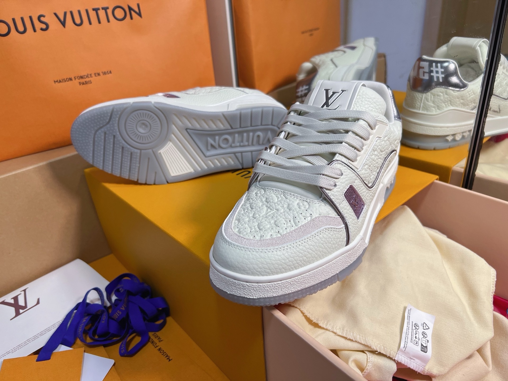 White Embossed Pattern Casual Skate Shoes Unisex Lace Up Fashion Sneakers