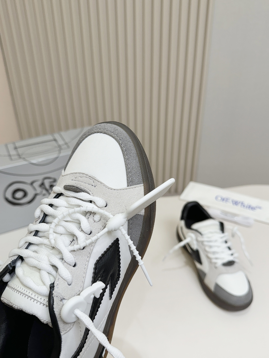 White Black Arrow Logo Patchwork Sneakers Women Retro Gum Sole Low Top Casual Skateboard Shoes Fashion Daily Walking Flat Shoes
