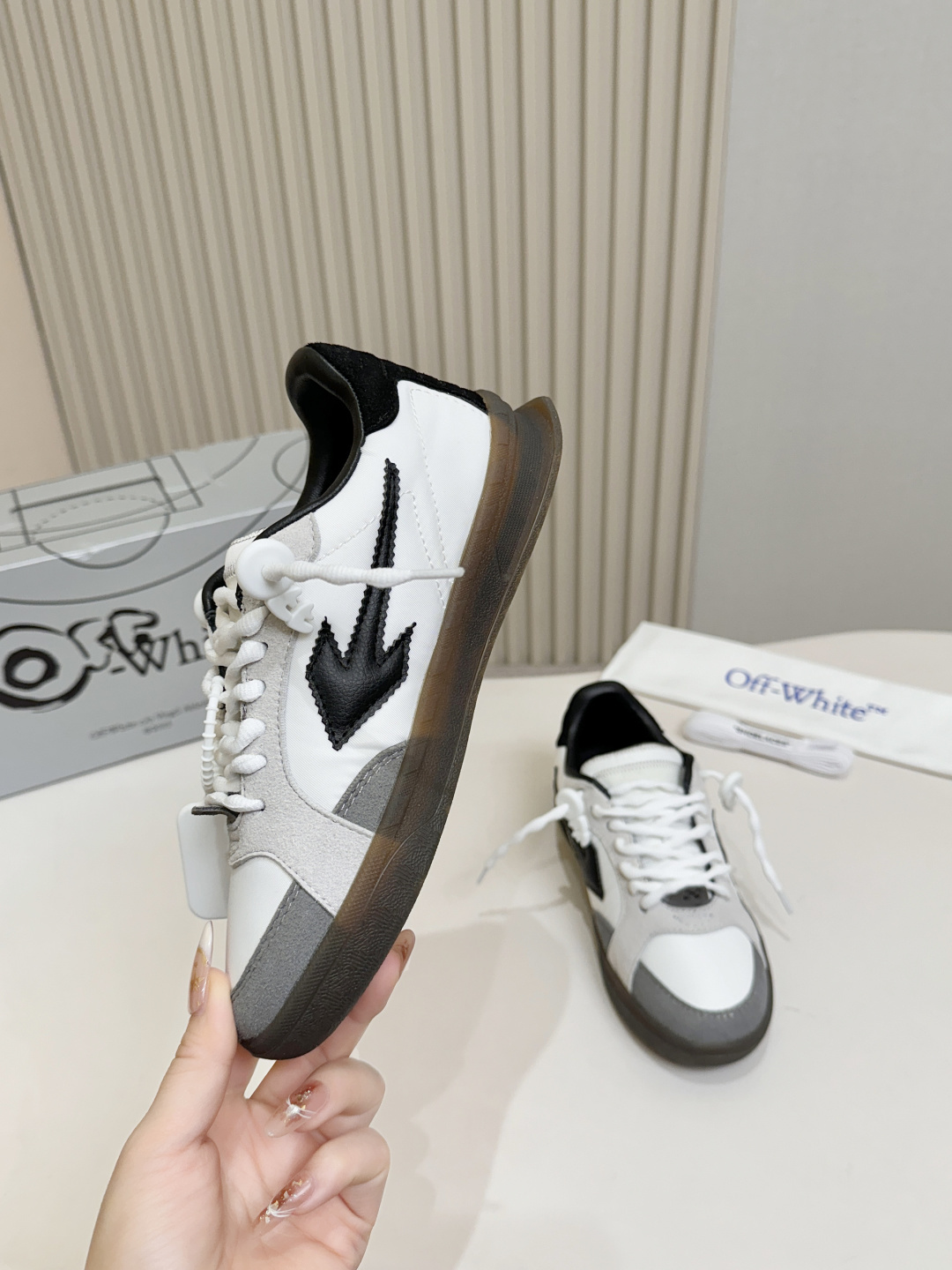 White Black Arrow Logo Patchwork Sneakers Women Retro Gum Sole Low Top Casual Skateboard Shoes Fashion Daily Walking Flat Shoes