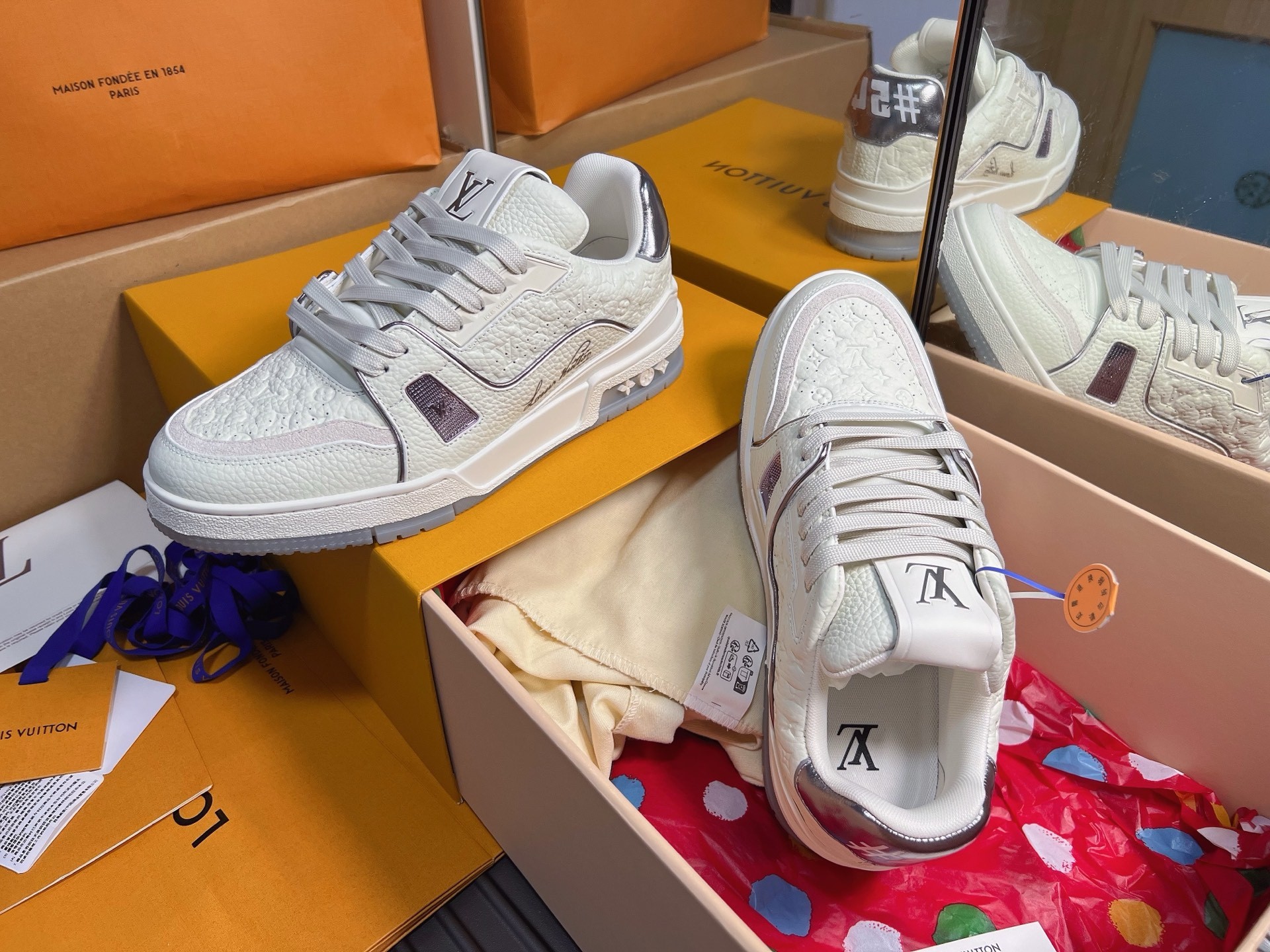 White Embossed Pattern Casual Skate Shoes Unisex Lace Up Fashion Sneakers