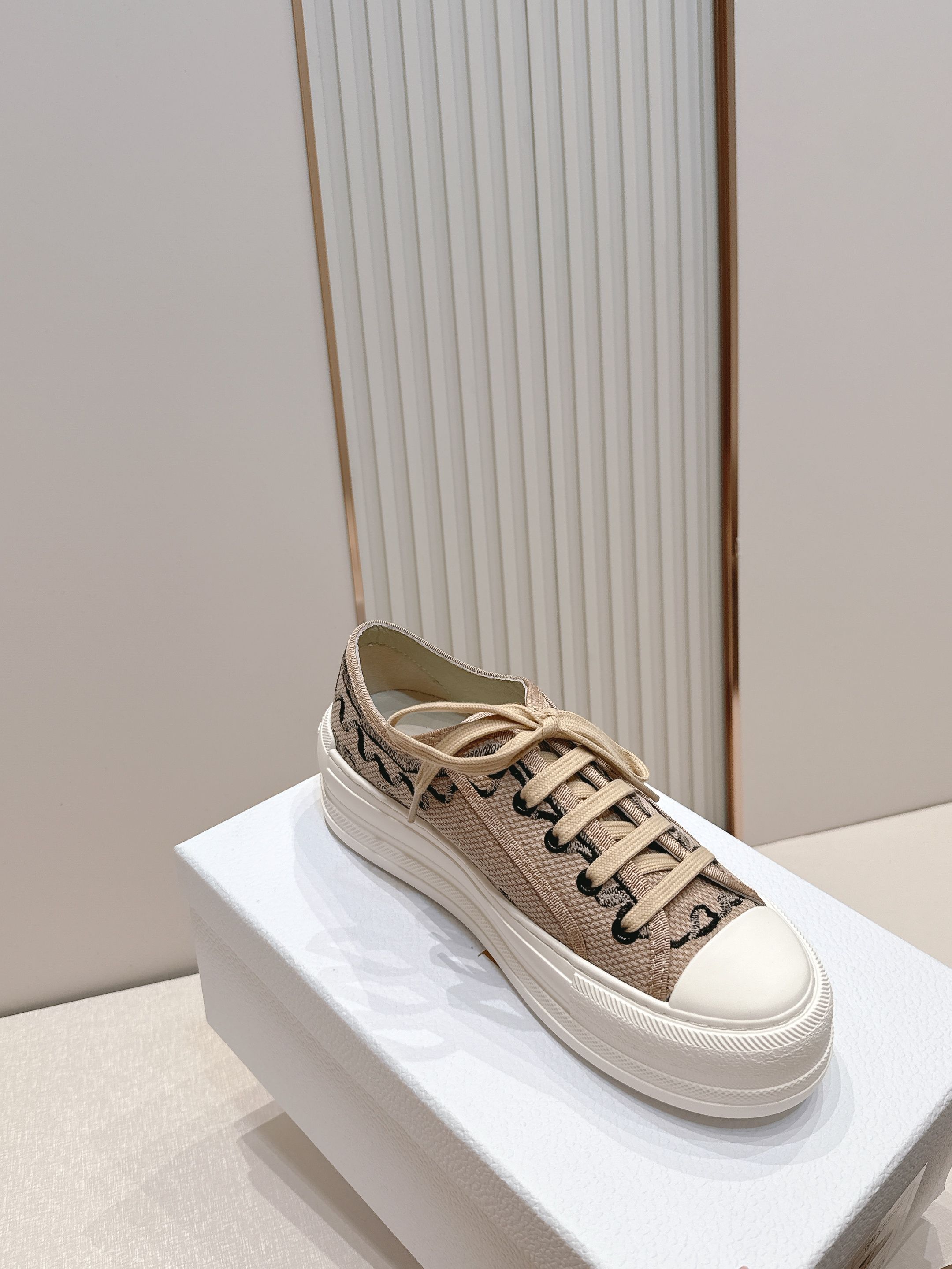 Women Classic Letter Jacquard Canvas Sneakers Thick Platform Lace Up Casual Walking Shoes Luxury Style Daily Wear Shoes