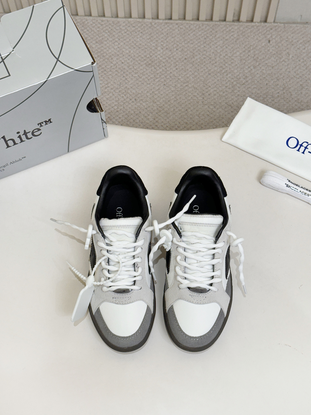 White Black Arrow Logo Patchwork Sneakers Women Retro Gum Sole Low Top Casual Skateboard Shoes Fashion Daily Walking Flat Shoes