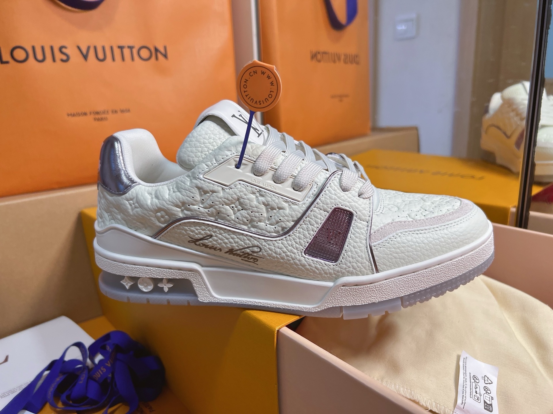 White Embossed Pattern Casual Skate Shoes Unisex Lace Up Fashion Sneakers