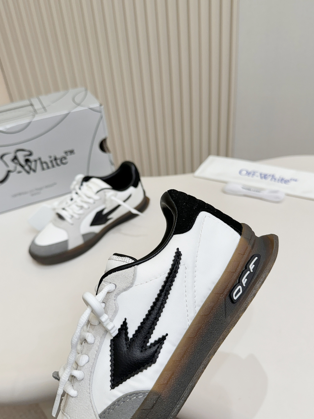 White Black Arrow Logo Patchwork Sneakers Women Retro Gum Sole Low Top Casual Skateboard Shoes Fashion Daily Walking Flat Shoes