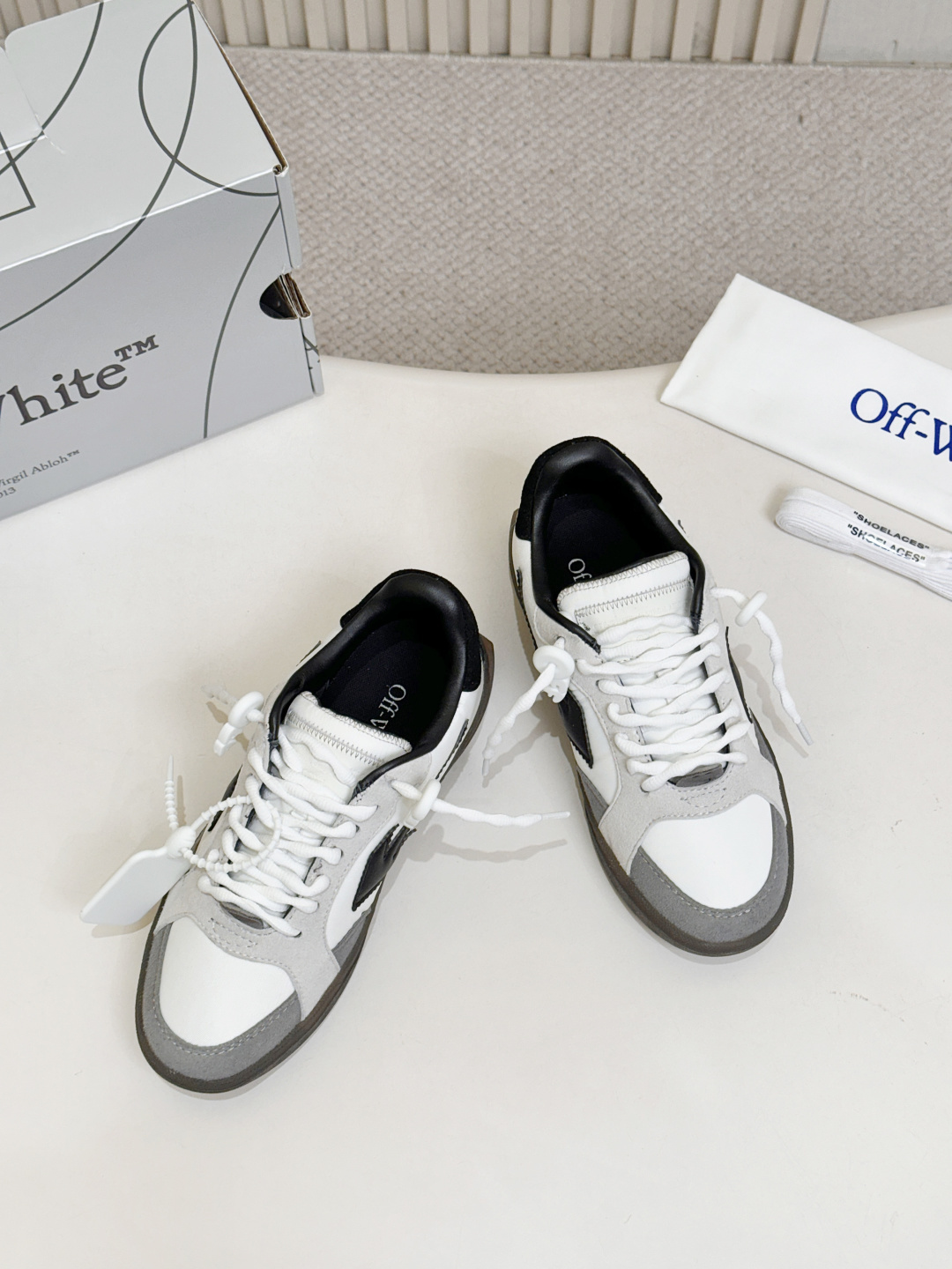White Black Arrow Logo Patchwork Sneakers Women Retro Gum Sole Low Top Casual Skateboard Shoes Fashion Daily Walking Flat Shoes