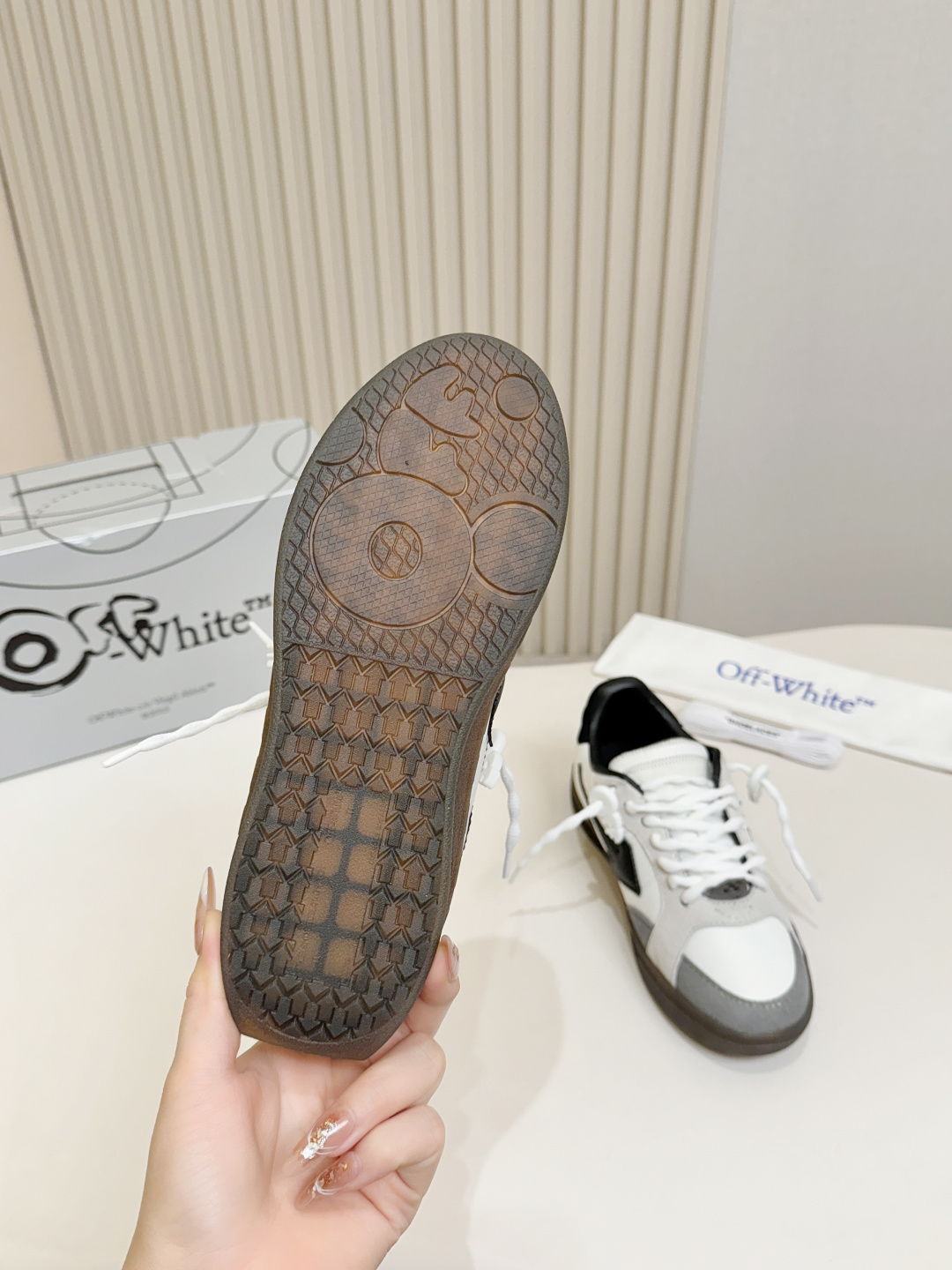 White Black Arrow Logo Patchwork Sneakers Women Retro Gum Sole Low Top Casual Skateboard Shoes Fashion Daily Walking Flat Shoes