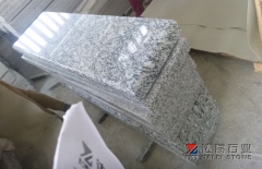 Spary White Granite Tombstone Wholesale