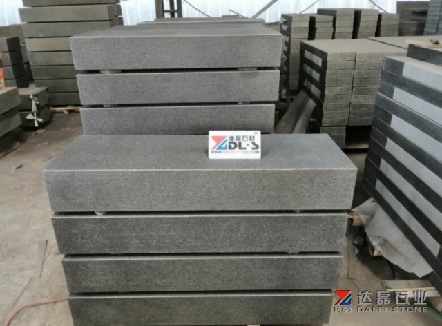 G38 Black Basalt Kerbstone Paving Stone Flamed Brush Waterjet