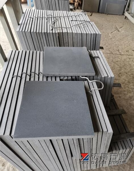 Hainan Black Basalt Coping Tiles Honed Finish Way