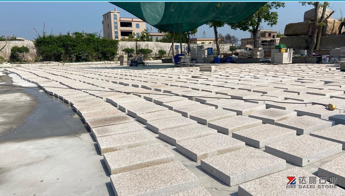 Yellow Rusty Granite G682 Bush Hammered Tiles
