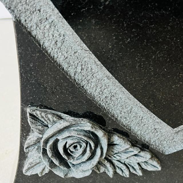 Indian Black Granite Double Heart Memorial Monument with Rose Carving