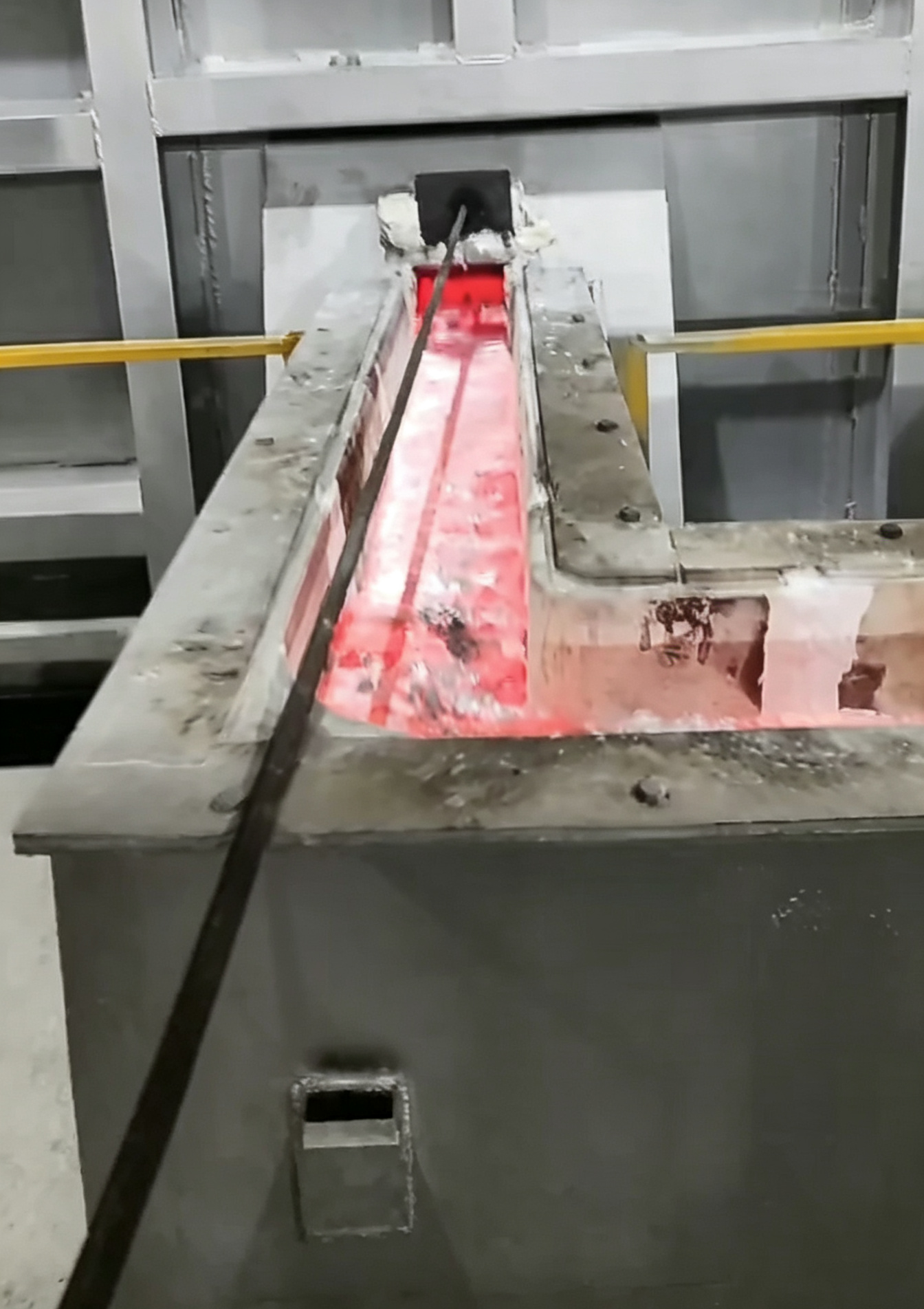 How to Maintain a Molten Aluminum Launder