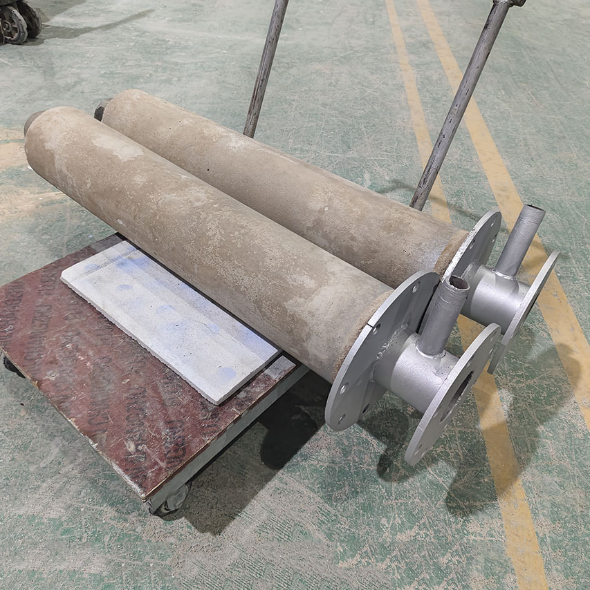 Molten aluminum refractory nozzle with metal shell