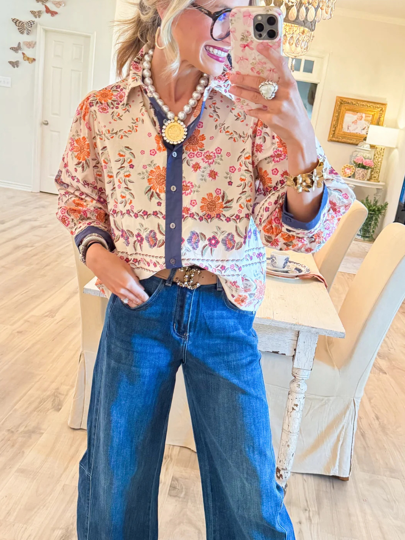 Vintage-Inspired Floral Print Button-Down Shirt with Contrast Placket