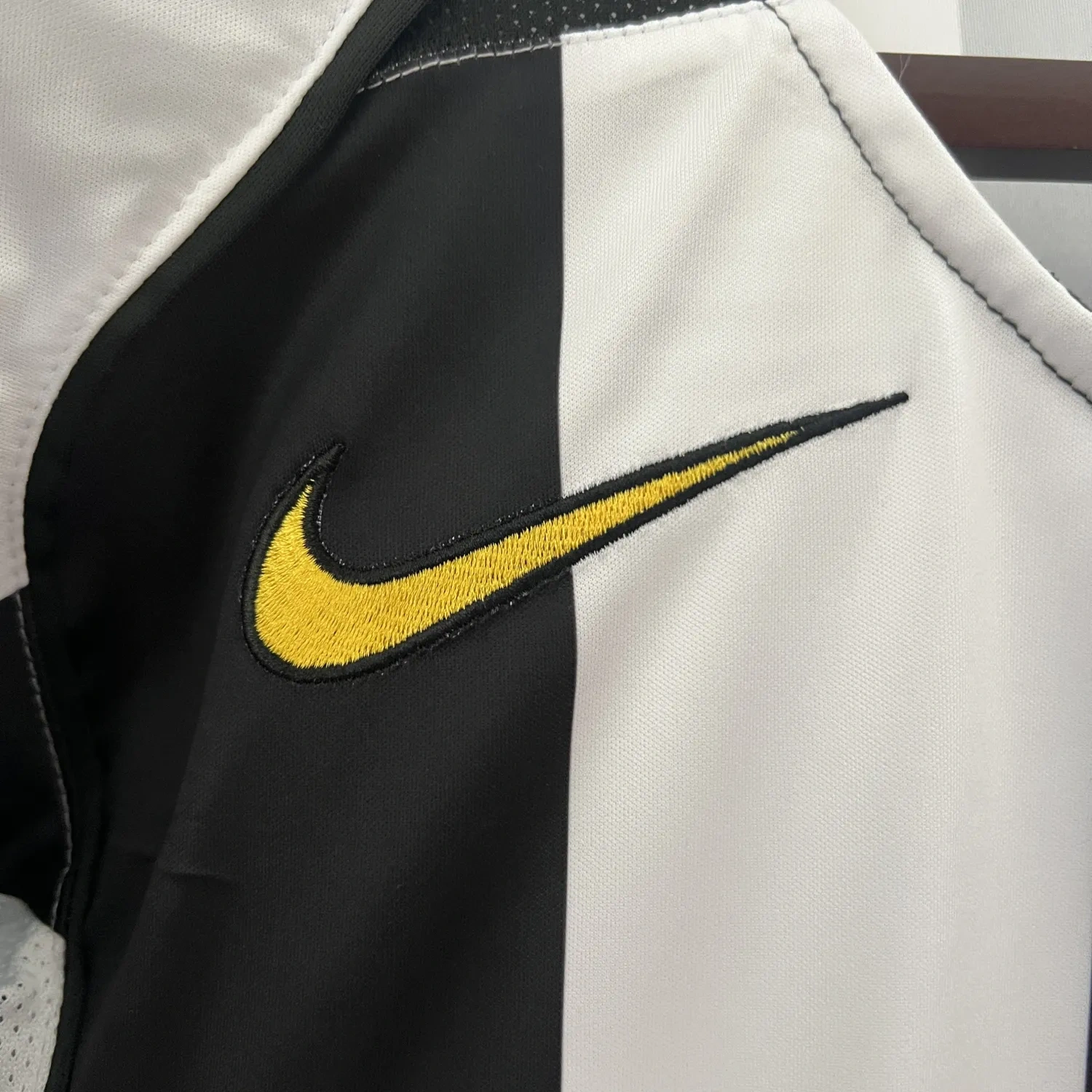 Retro 2004-05 Juventus home Retro football jersey