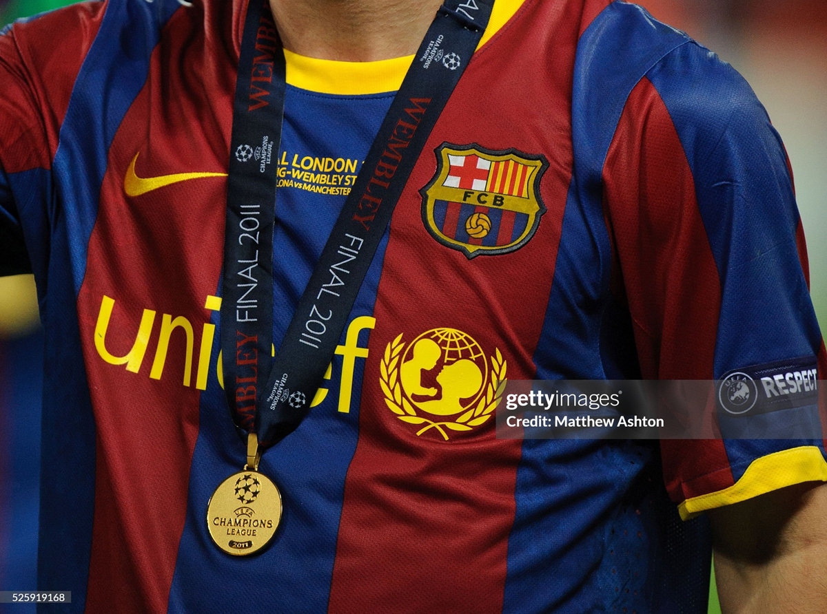 Retro Player 2010-11 Barcelona Home Retro Long sleeve Football jersey