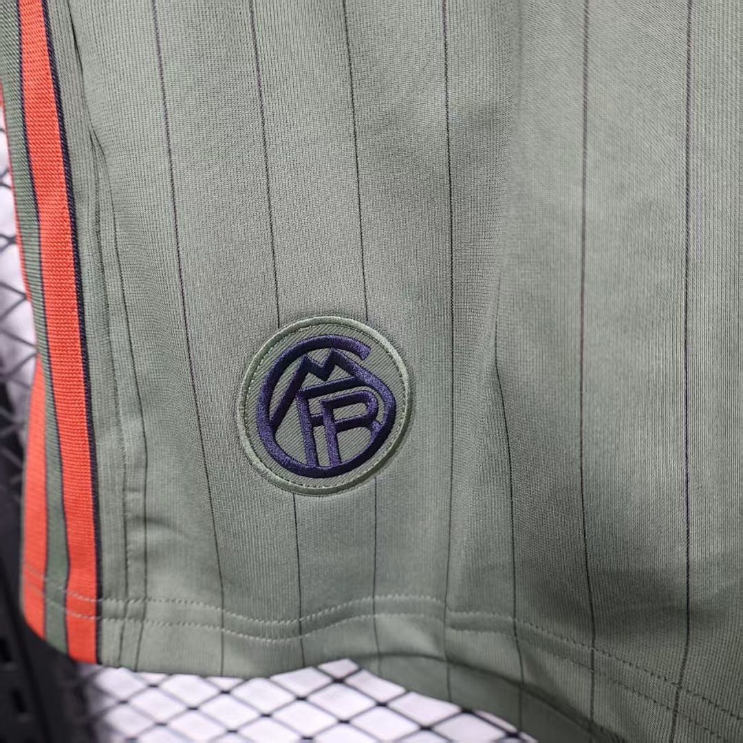 Player 2025-26 shorts Bayern Munchen shorts