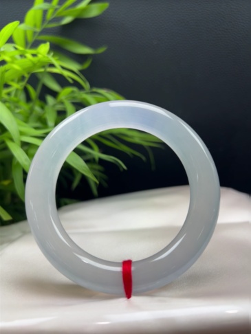 Ice‑White Jadeite Round‑Rod Bangle
