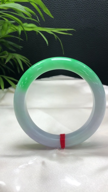 White‑Base Bright‑Green Floating Jadeite Standard Bangle