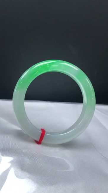 White‑Base Vivid‑Green Floating Jadeite Bangle 52.5*11.6*9.4