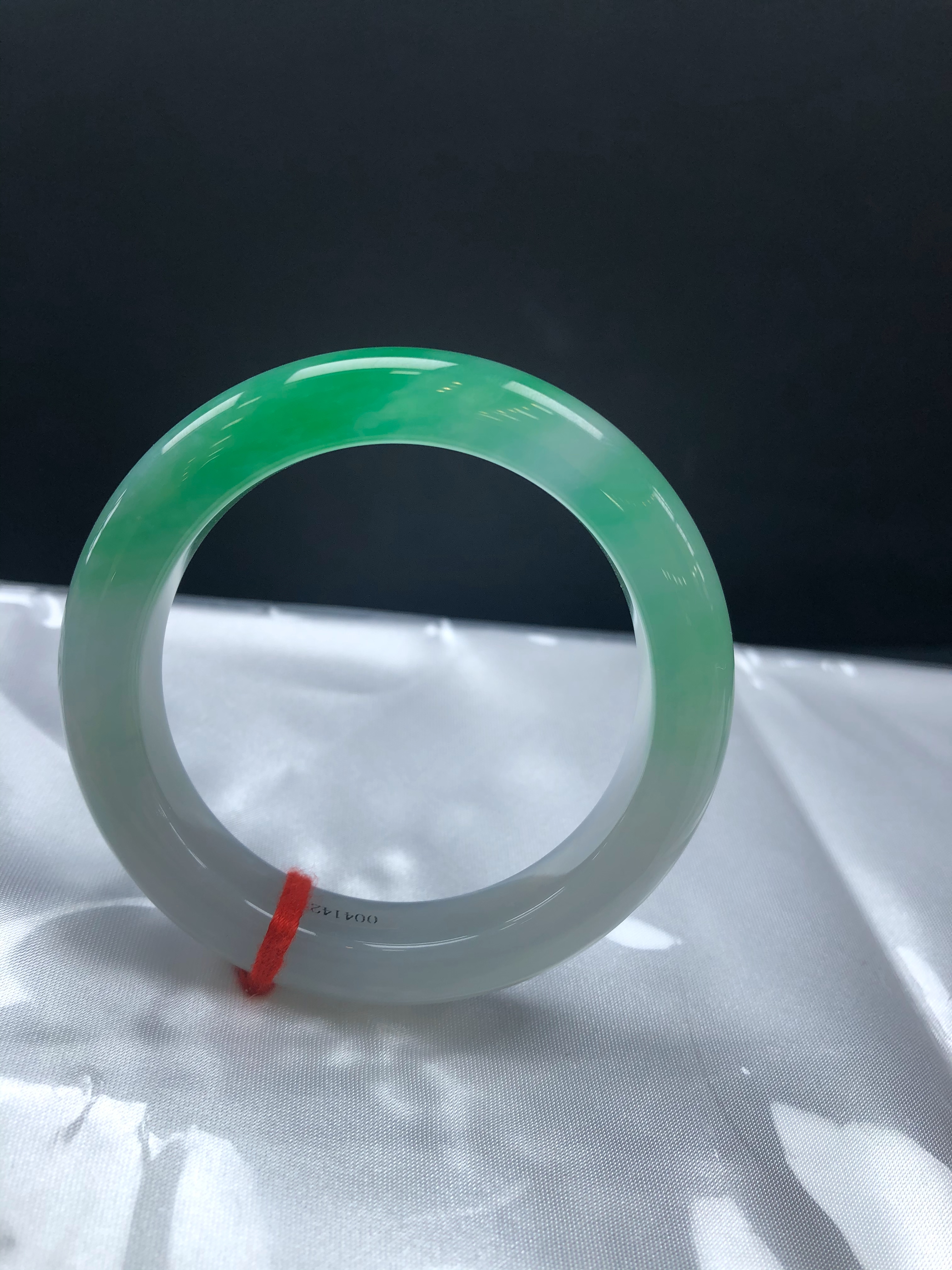 White‑Base Vivid‑Green Floating Jadeite Bangle 52.5*11.6*9.4