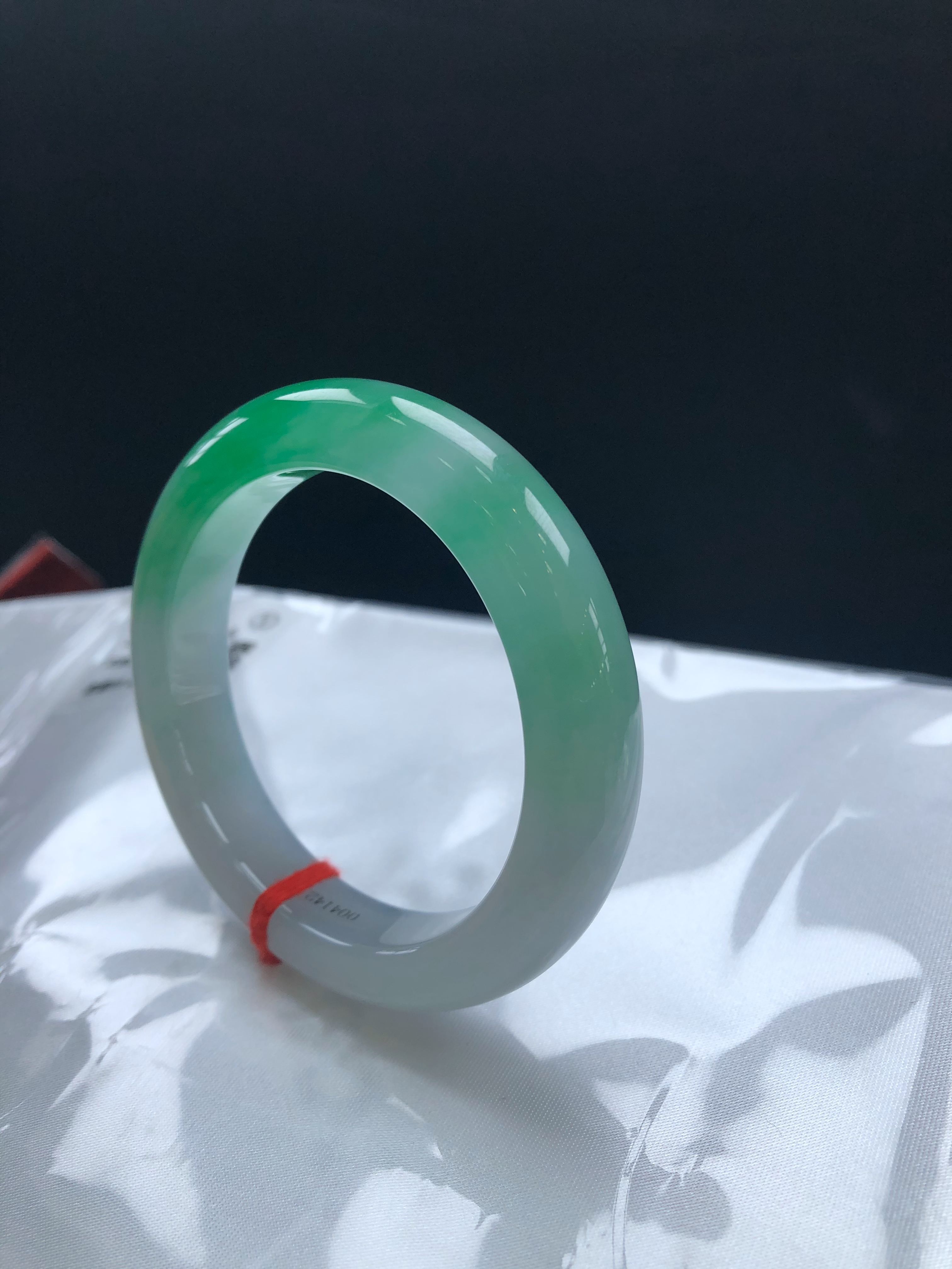 White‑Base Vivid‑Green Floating Jadeite Bangle 52.5*11.6*9.4