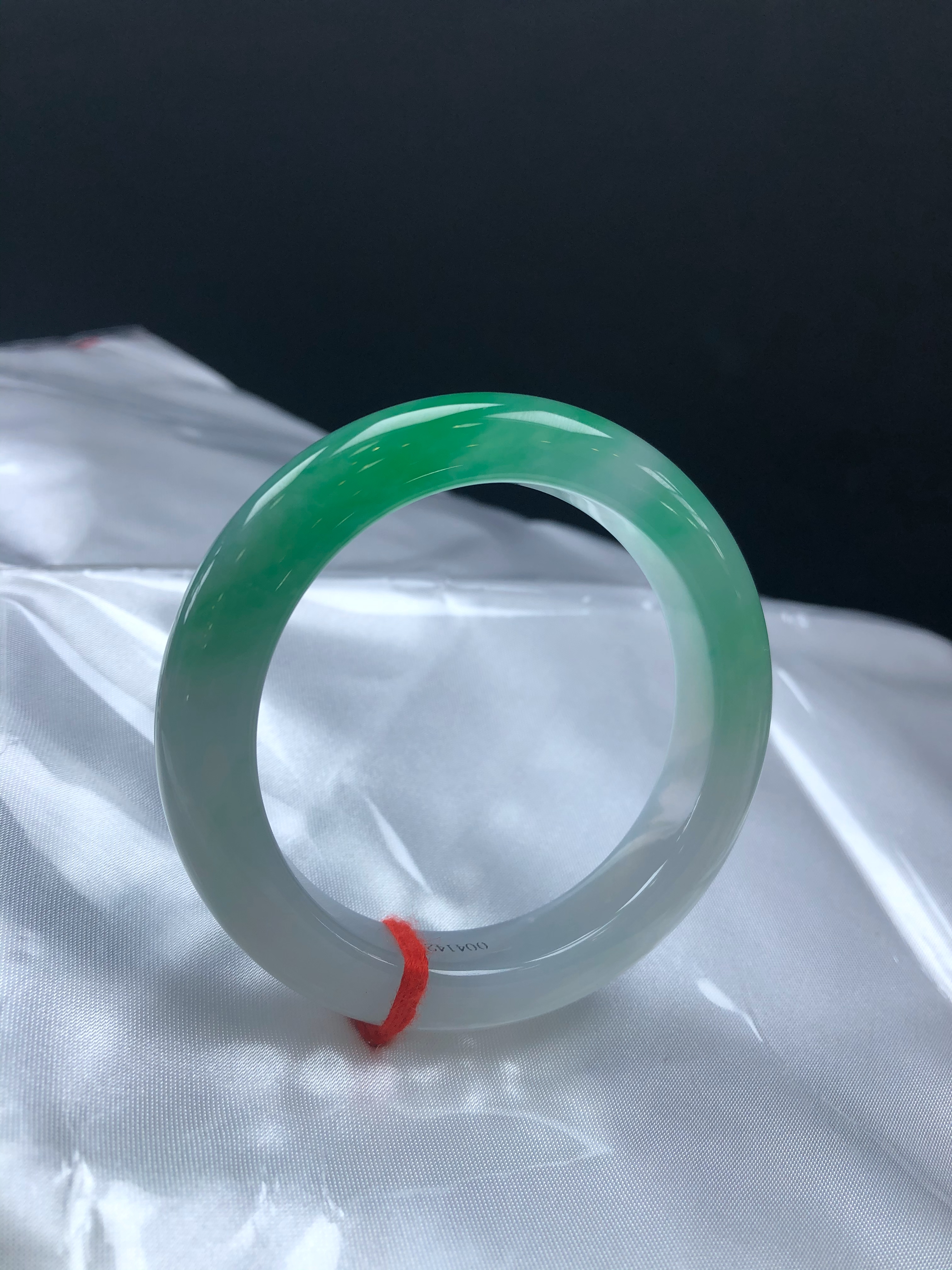 White‑Base Vivid‑Green Floating Jadeite Bangle 52.5*11.6*9.4