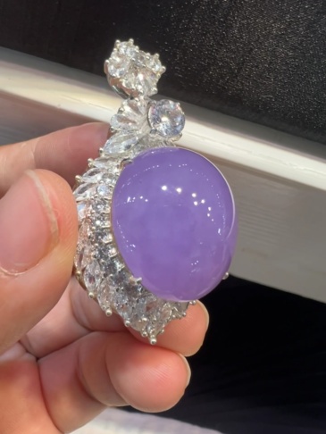Lavender Jadeite Pigeon‑Egg Pendant