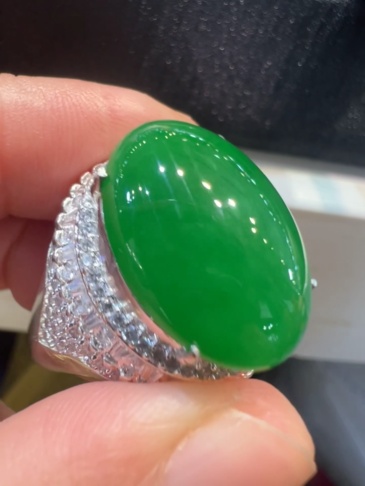 Large Ice‑Type Vivid Emerald Green Jadeite Ring