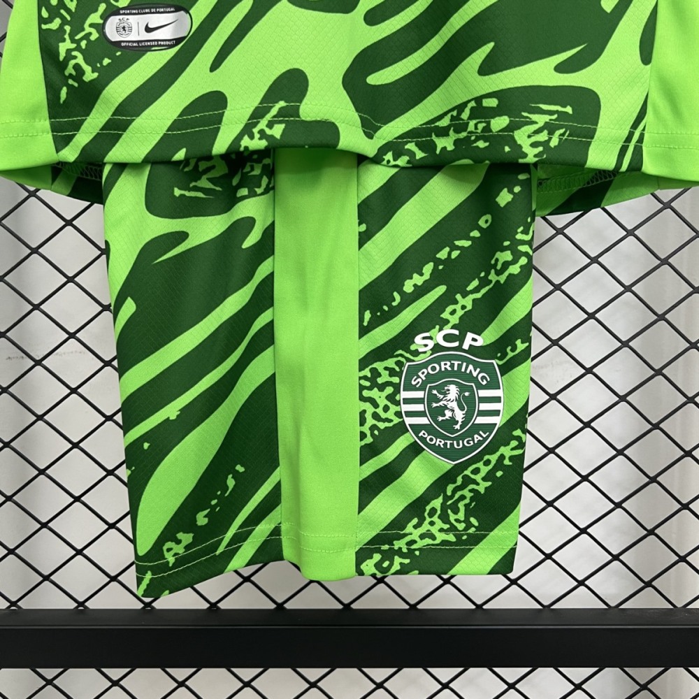 2025/26 Sporting Lisbon Goalkeeper Green jersey kids Kits size: 16-28