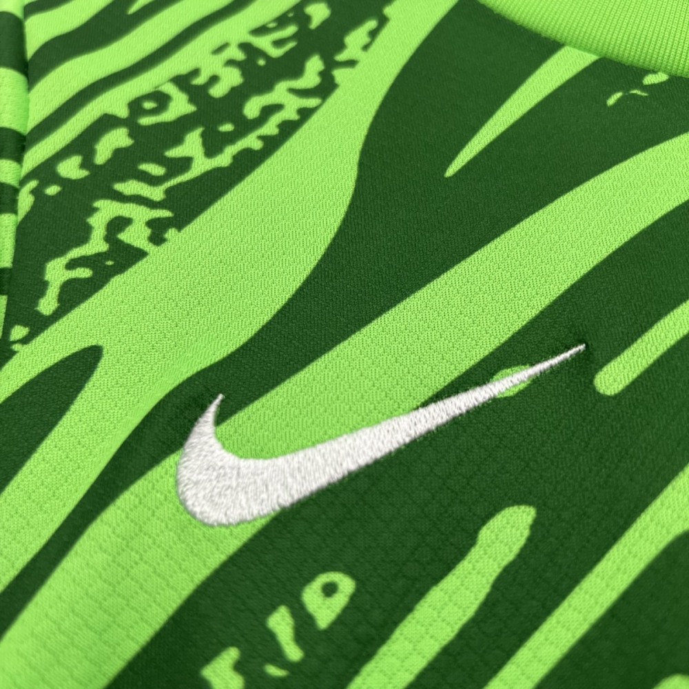 2025/26 Sporting Lisbon Goalkeeper Green jersey kids Kits size: 16-28