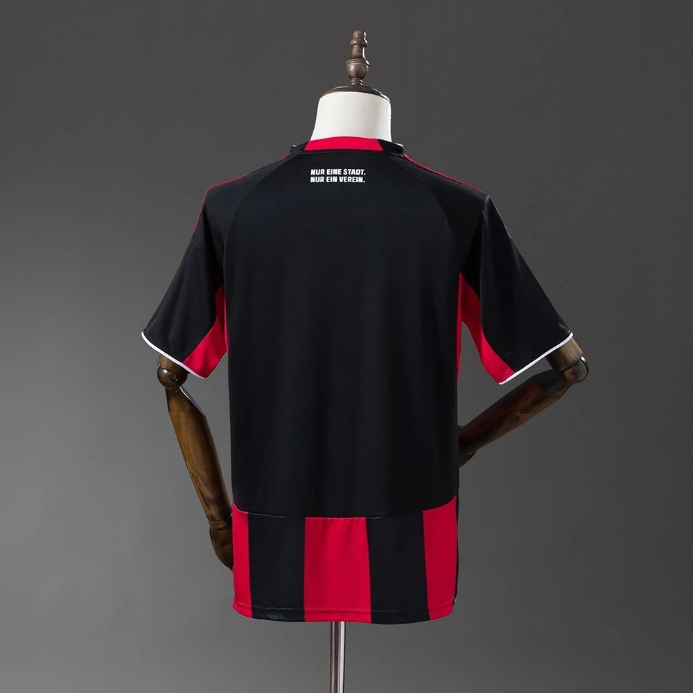 Back view of the Eintracht Frankfurt 2025-26 home jersey fan version with black upper panel, red-and-black stripe detail at the bottom, and the printed slogan ‘Nur eine Stadt. Nur ein Verein.’ under the collar.