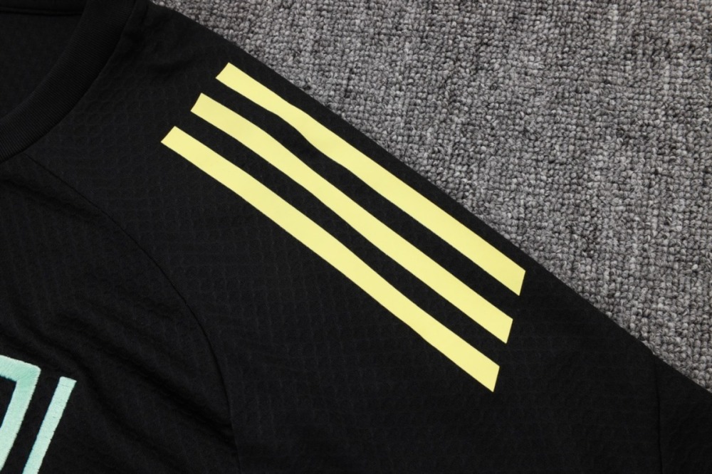 2026 Juventus Off-white Training Set Shirt and Shorts