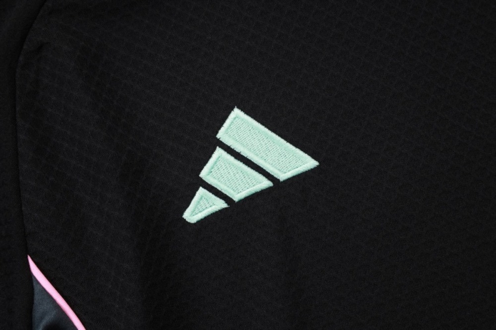 2026 Juventus Off-white Training Set Shirt and Shorts