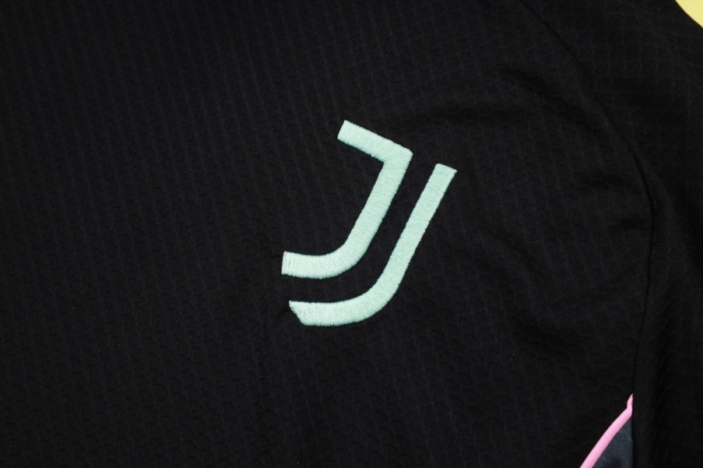 2026 Juventus Off-white Training Set Shirt and Shorts