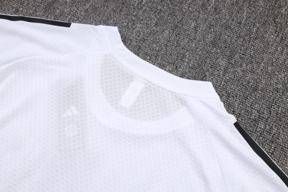 2026 Manchester United White Training Set Shirt andShorts