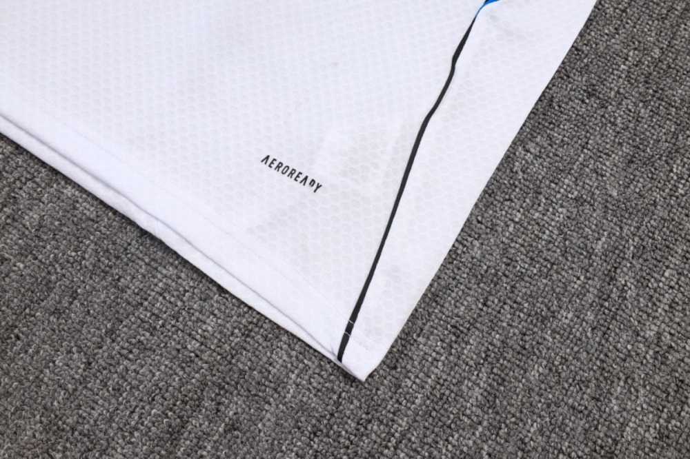 2026 Manchester United White Training Set Shirt andShorts