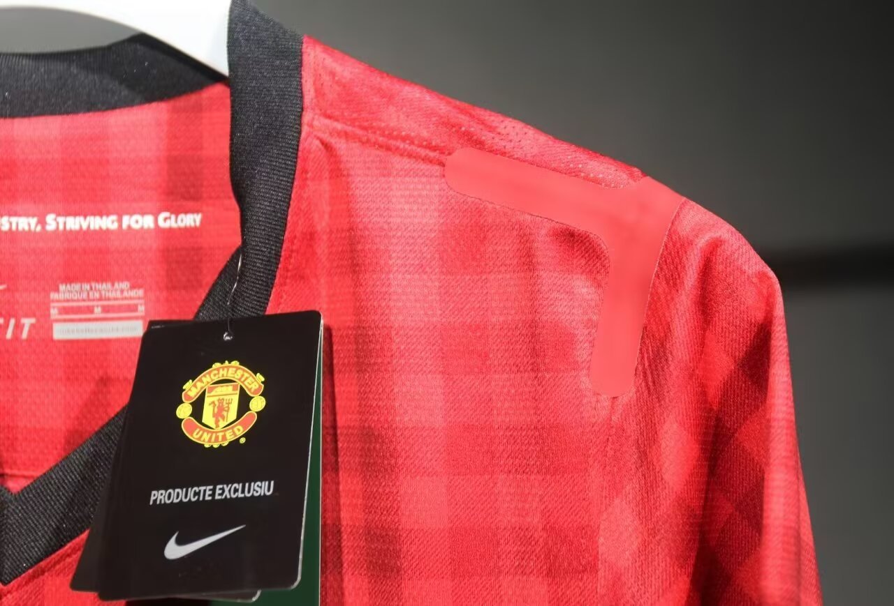 1213 Manchester United home Retro Player version