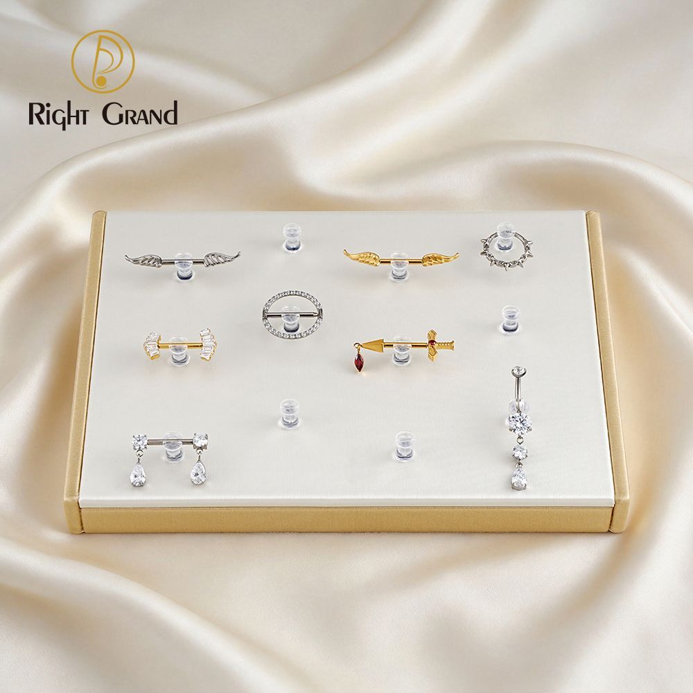 Right Grand High Quality Fiberboard Leather Horizontal Square Display Stand for Piercing Body Jewelry Modern Display Holder with 12 Clips