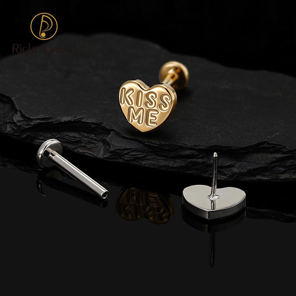 Right Grand Titanium 16G/18G Threadless Push Pin Heart Letter KISS ME Labret Ring 16G Flat Back Cartilage Stud Earring Conch Helix Lip Piercing Jewelry