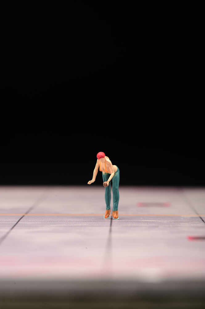 Painted Miniatures 1/64 Car Washing Cleaning Girl Scene Props Figures Model For Electric Vehicle Toy Gifts