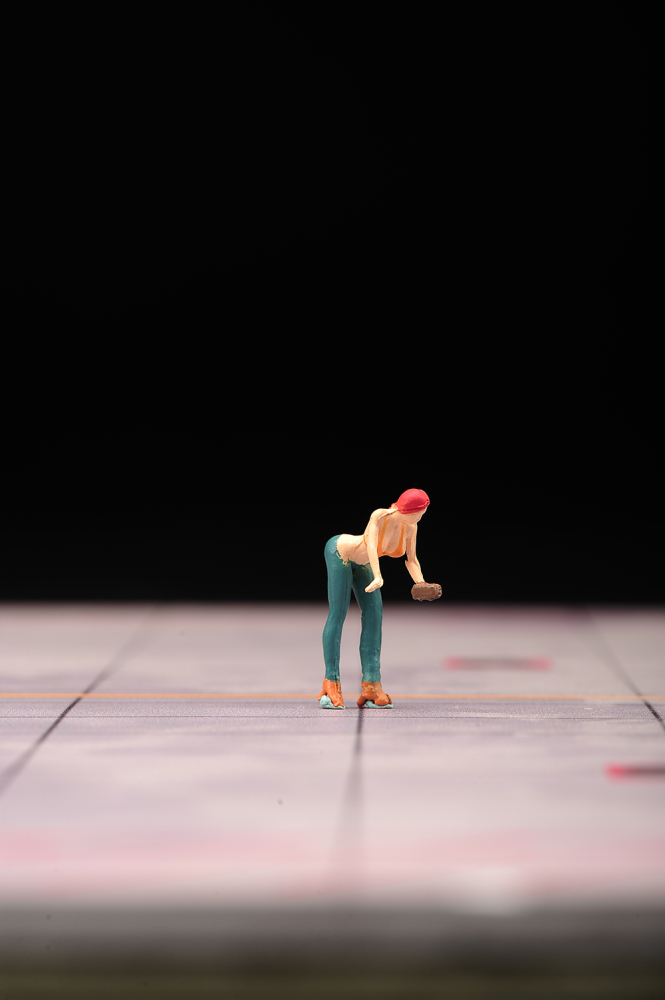 Painted Miniatures 1/64 Car Washing Cleaning Girl Scene Props Figures Model For Electric Vehicle Toy Gifts